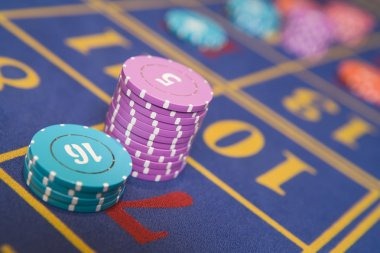 aurahoki alternatif mobile app interface showing live-dealer tables and sportsbook markets